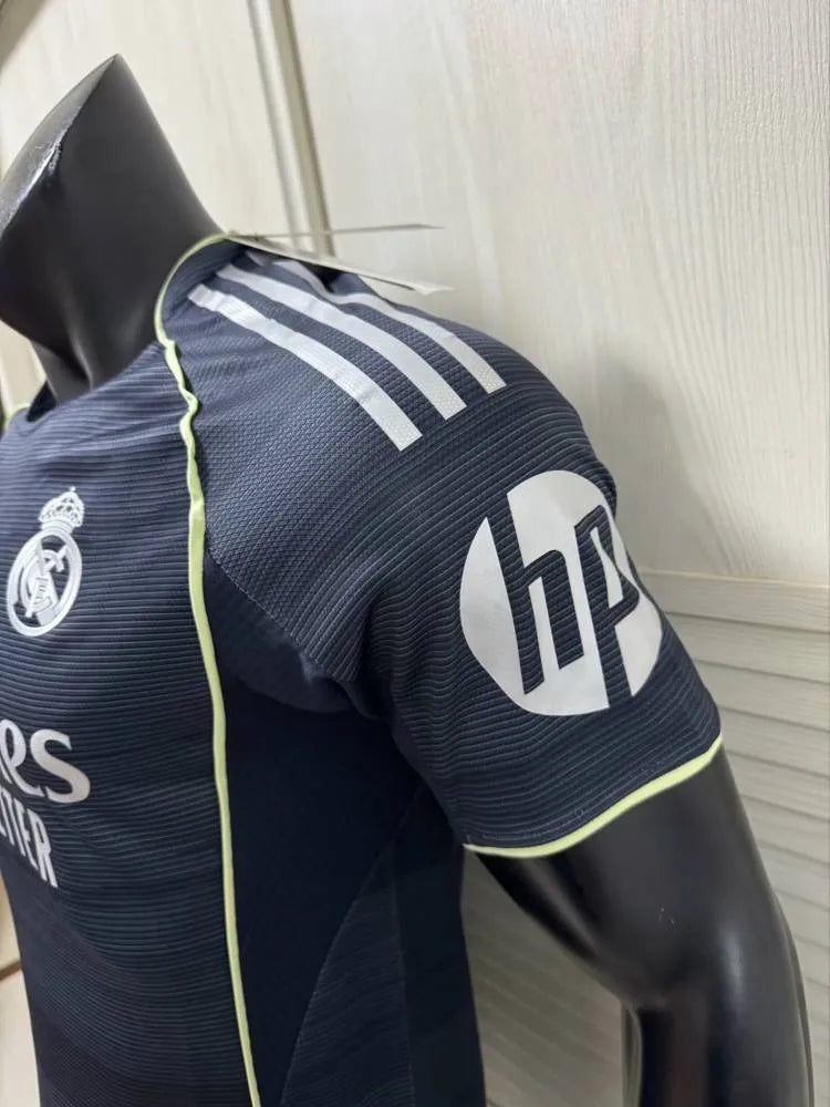 MAILLOT RÉAL MADRID EXTÉRIEUR 2025/2026