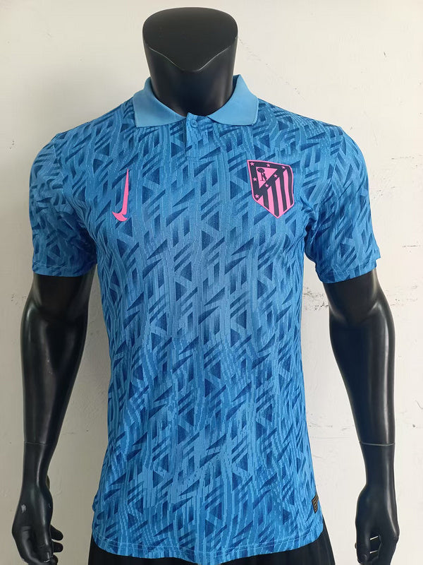 MAILLOT ATLETICO MADRID BLEU CLAIR VERSION POLO 2025/2026